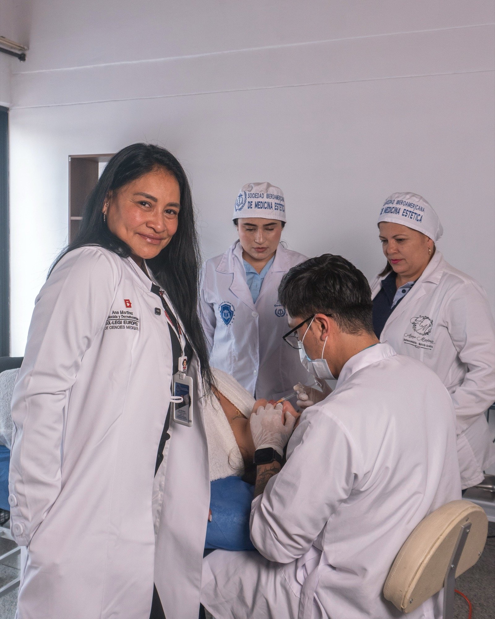 Clase presencial de dermocosmética en el Collegi Europeu Colombia