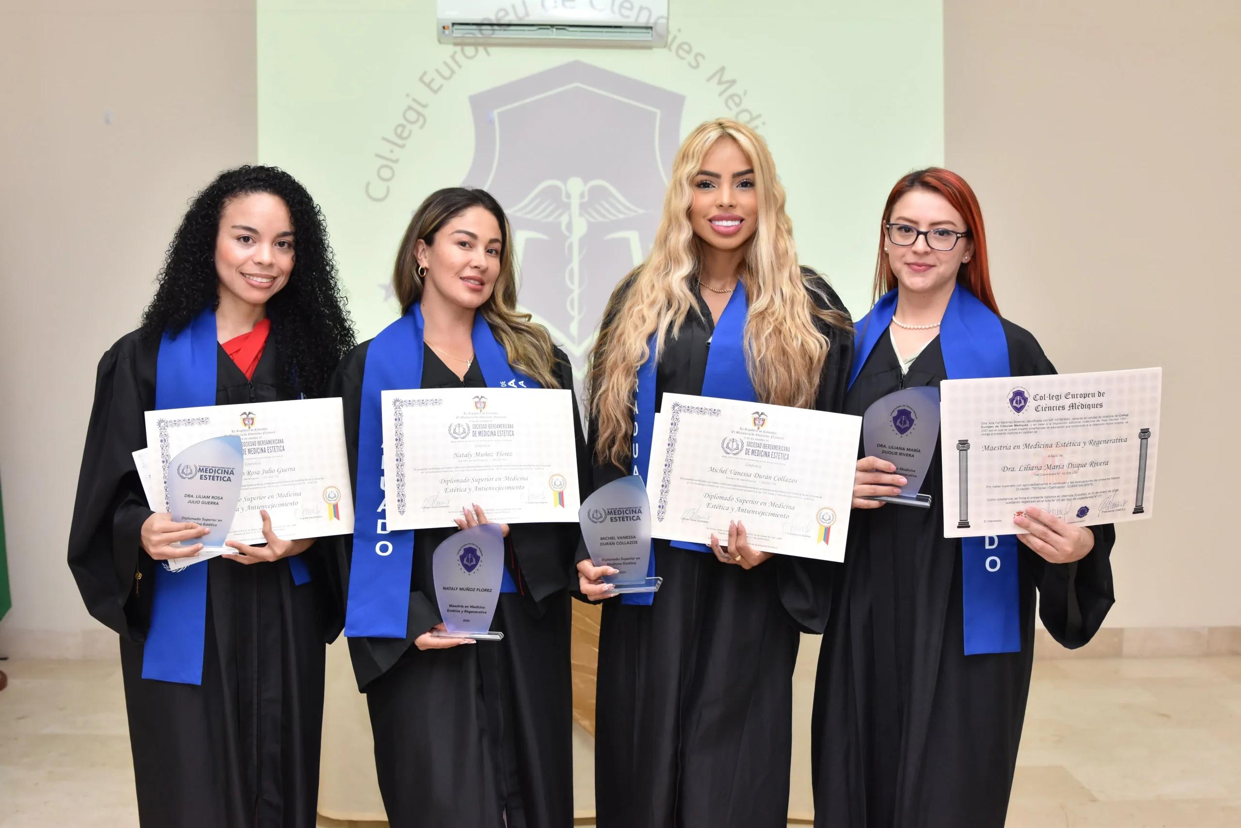 Grupo de alumnas graduadas de CECM mostrando sus diplomas