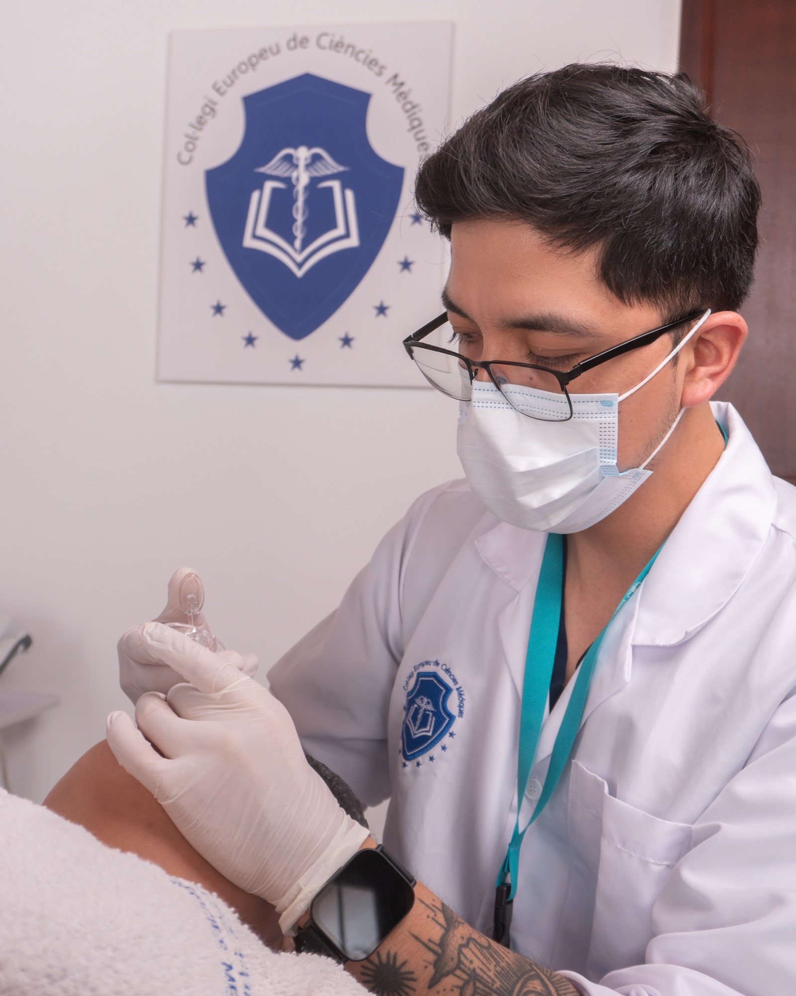 Médico de CECM realizando un procedimiento de medicina estética