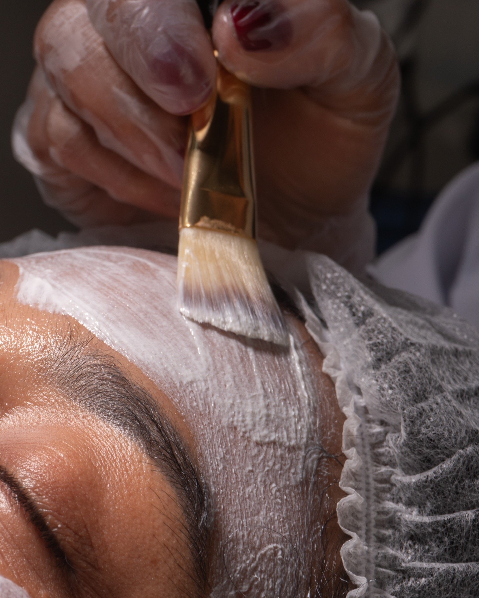 Tratamiento facial aplicado por una alumna de CECM